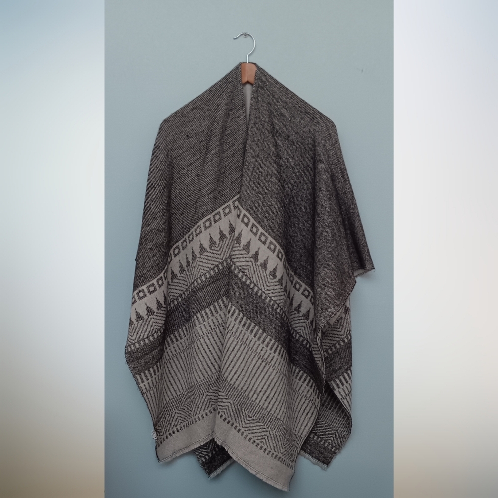 Gentle Fawn Woven Shawl with Fringe Black and White Reversible OS